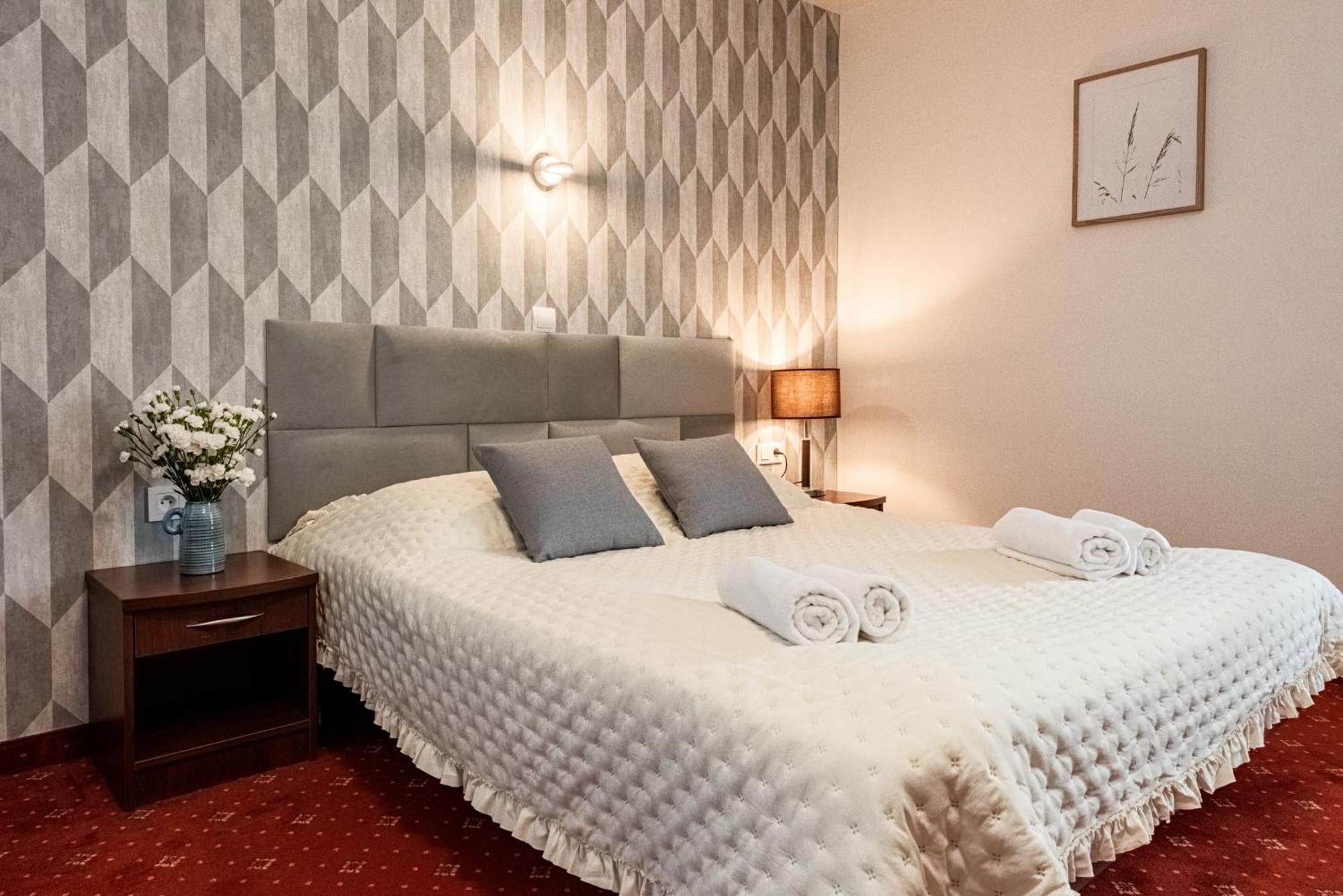Hotel "Na Uboczu" Варшава Екстер'єр фото