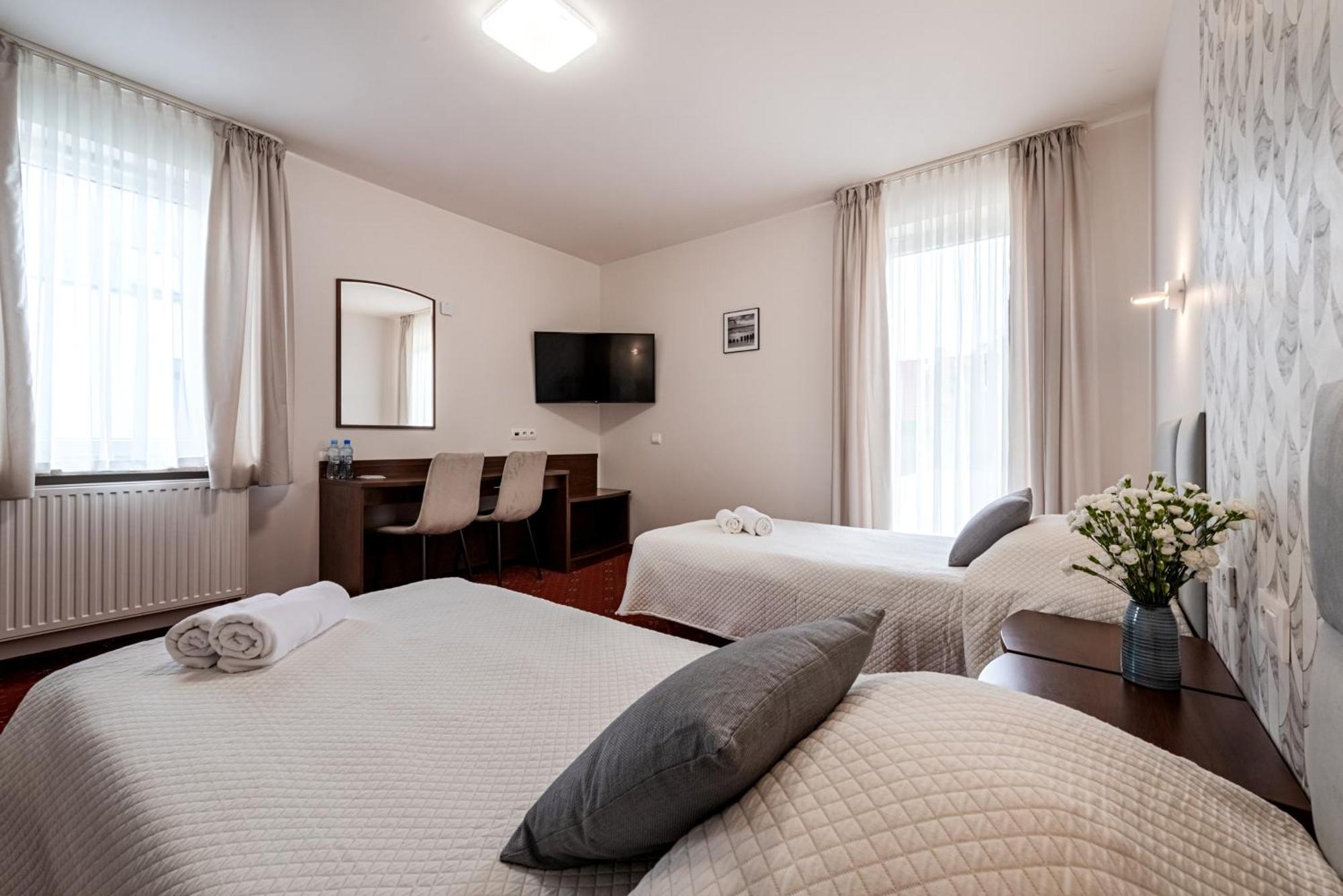 Hotel "Na Uboczu" Варшава Екстер'єр фото